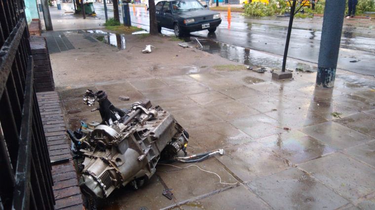 FOTO: Un auto se desintegró al chocar tres árboles en Córdoba.