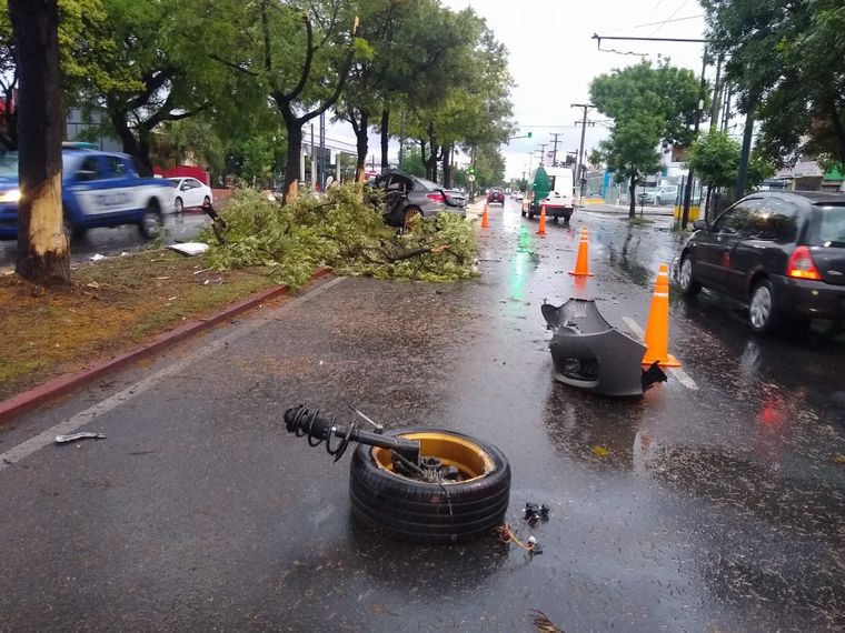 Un auto se desintegró al chocar tres árboles en Córdoba.