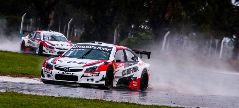 Rossi, seguido de Vivian bajo la lluvia en Río Cuarto este Sábado.
