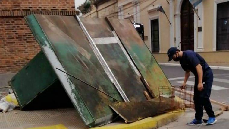 Voladuras de techos, cartelería, mampostería, en Corrientes.