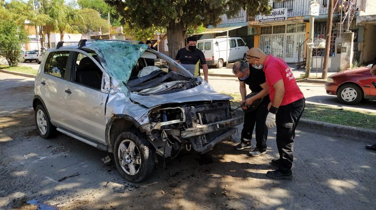 Impactante vuelco de un auto en barrio Liceo Segunda Sección