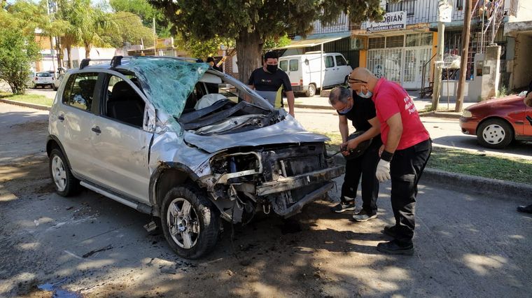 FOTO: Impactante vuelco de un auto en barrio Liceo Segunda Sección