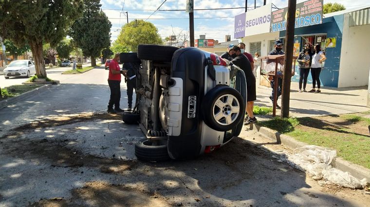 Impactante vuelco de un auto en barrio Liceo Segunda Sección