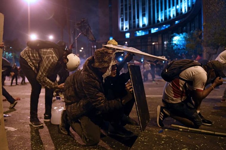 Incidentes en Perú en la manifestación contra Merino. FOTO: AFP.