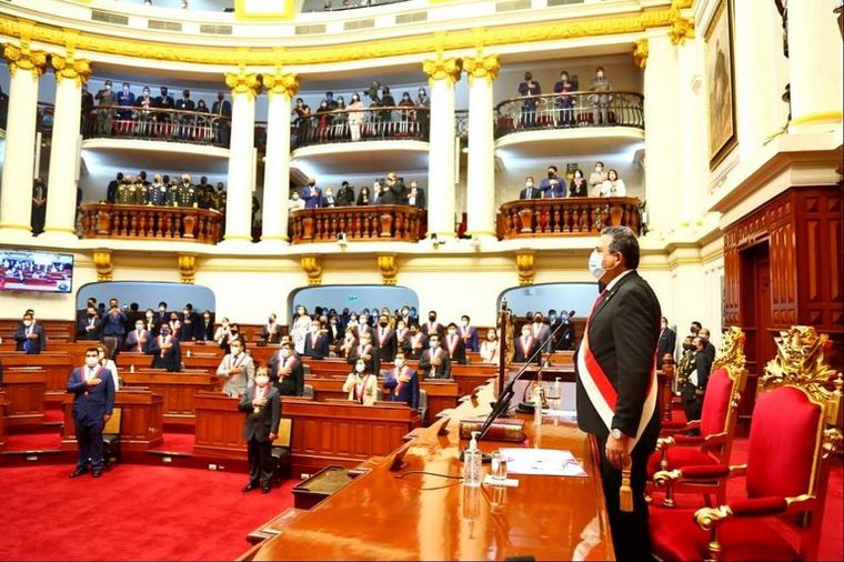 Renunciaron 12 ministros tras las primeras muertes en las protestas en Perú