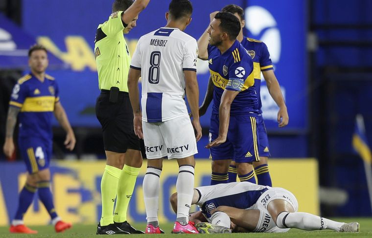 Tevez recibió la tarjeta amarillas a los 5 segundos de partido.