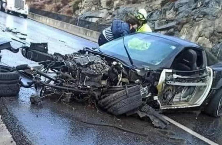 El Corvette en el que viajaba la víctima fatal quedó irreconocible.