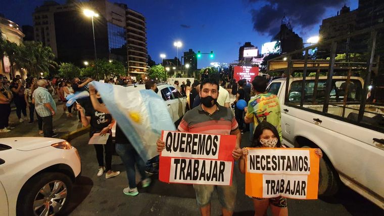 Trabajadores de salones de eventos marchan por la reapertura.