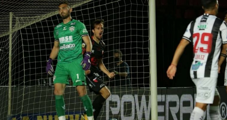 Bernardi abrió el marcador para Colón (Foto: @ColonOficial)