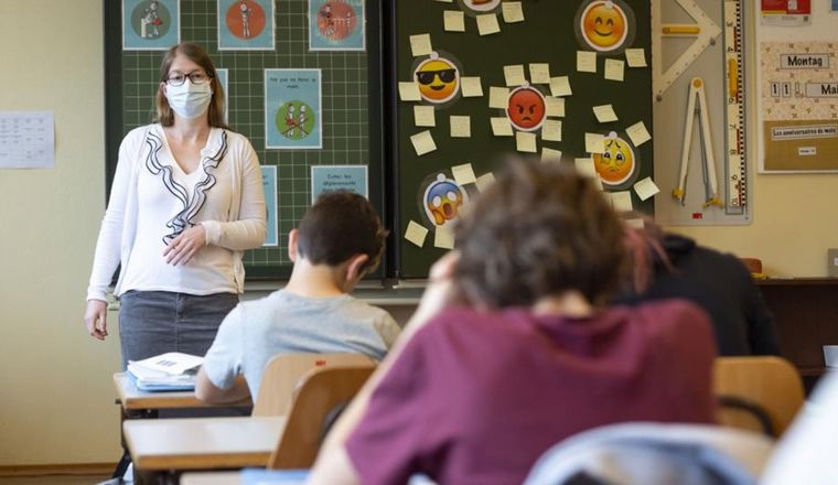 La OMS, a favor de que los niños sigan asistiendo a clases (Foto: La Vanguardia)