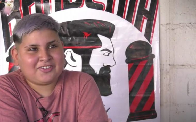 AUDIO: Tiene 13 años y abrió una barbería en el patio de su casa
