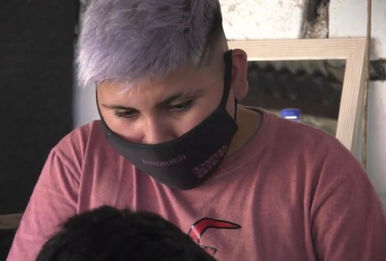 Tiene 13 años y abrió una barbería en el patio de su casa