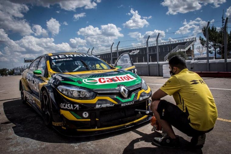 En una detención de Pernía, un mecánico 'enfría' el Fluence con un soplador