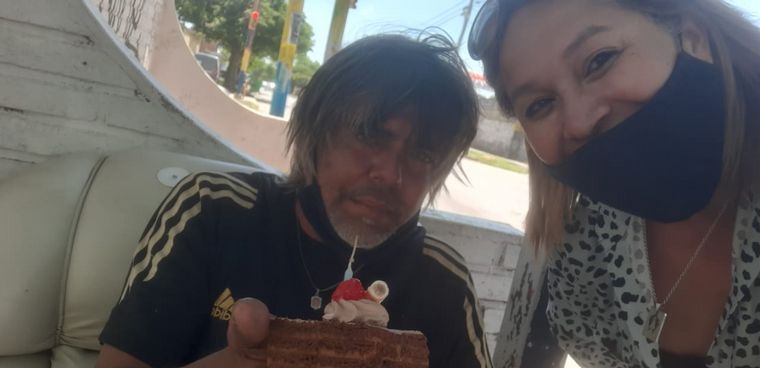 Vive en la calle, cumplió 45 años y sus ex compañeros le hicieron un festejo especial