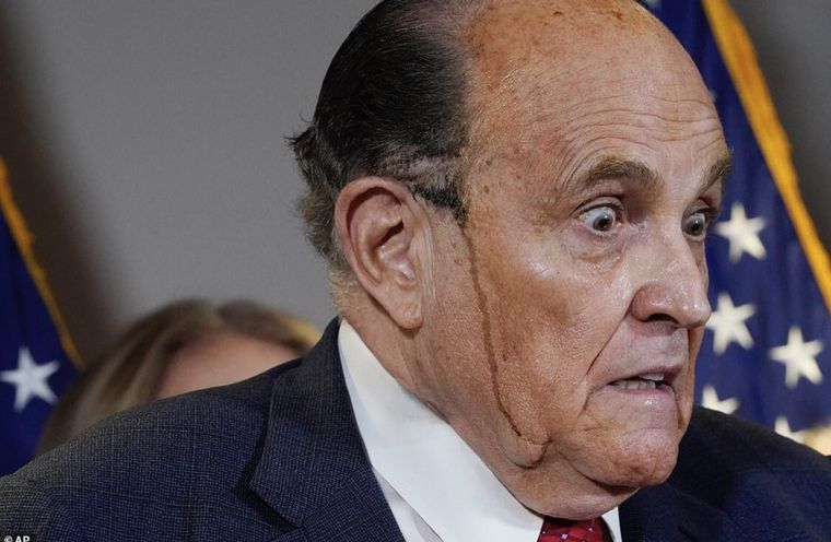 El abogado de Donald Trump empezó a sudar tintura y se volvió viral en las redes.