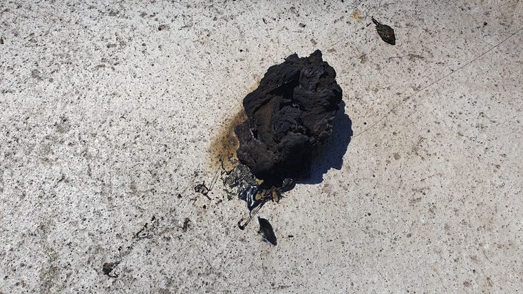 Así quedó parte de la bandera tras el ataque.