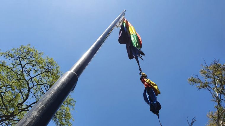 Así luce la bandera tras el ataque.