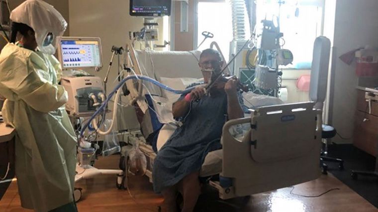 Paciente de Covid toca violín