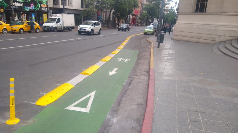 Ciclovía en avenida Vélez Sarsfield
