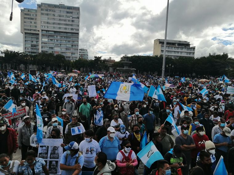 FOTO: Manifestantes tomaron e incendiaron parte del Congreso de Guatemala.