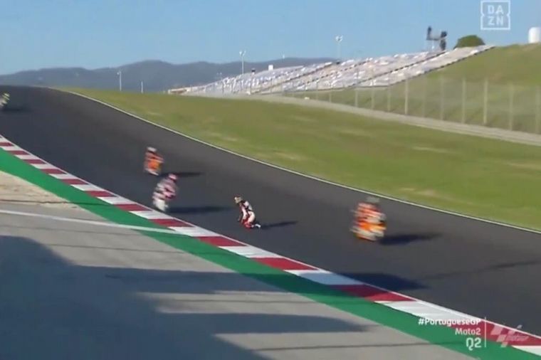 Quedó arrodillado en medio de la pista y casi pierde la vida