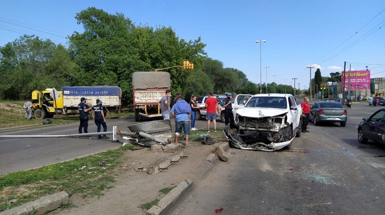 "Gracias a Dios no hubo heridos”, dijo a Cadena 3 el conductor del camión.