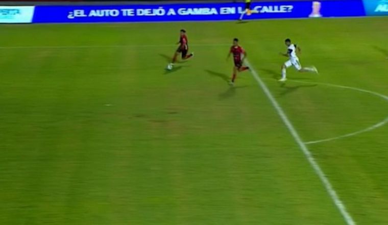 Luna y Rivero desperdician la chance de ganar el partido.