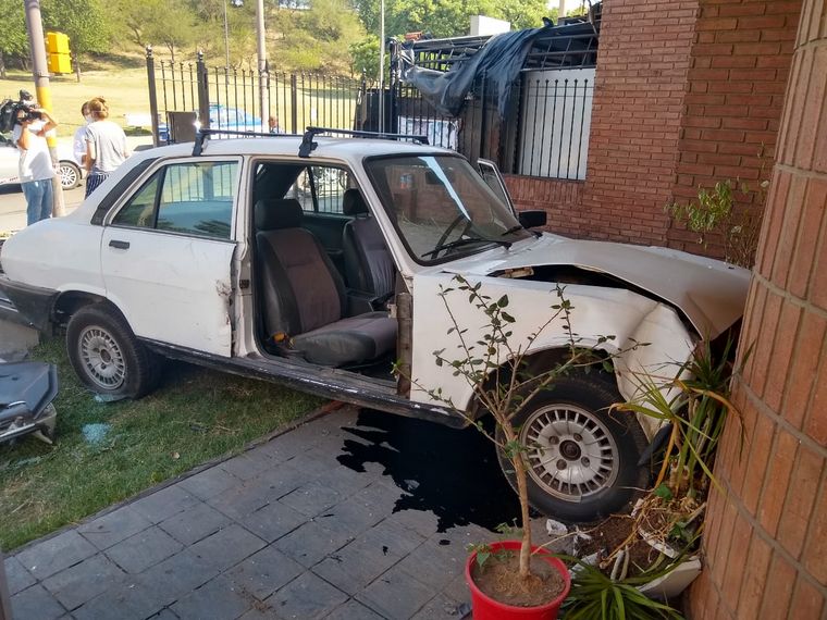 AUDIO: Un auto sin frenos no causó una tragedia de milagro en Córdoba