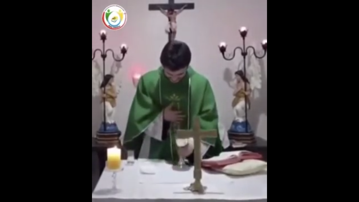 Vídeo: Un cura se tentó en plena misa