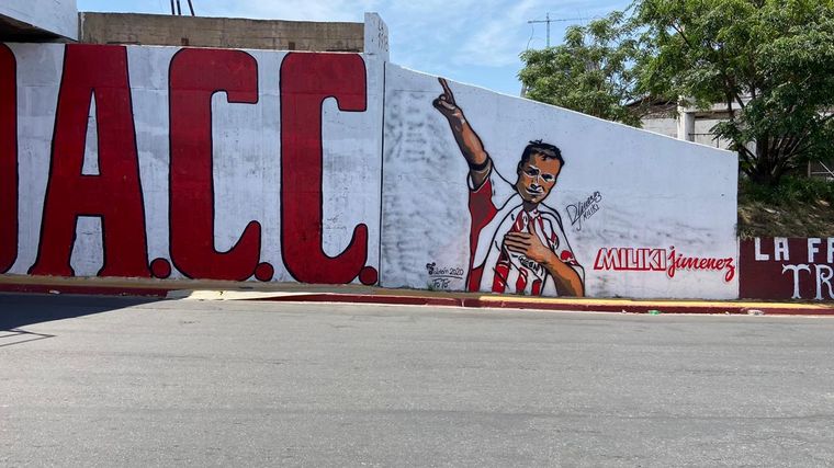 Pintan un mural de Instituto en el puente Maipú