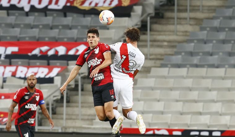 Athletico Paranaense y River chocan en la ida de los octavos de final.
