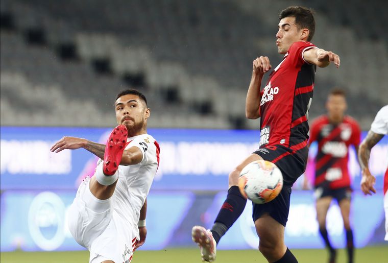 Athletico Paranaense y River chocan en la ida de los octavos de final.