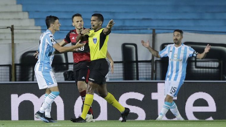 En un partido caliente, Racing igualó 1 a 1 con Flamengo.