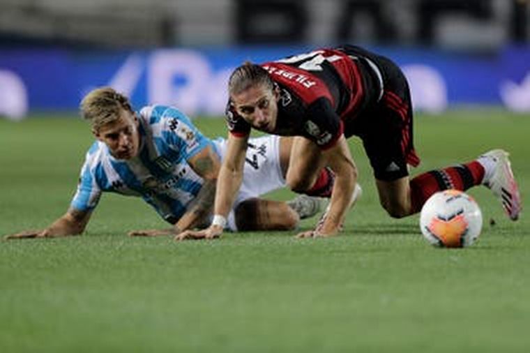 En un partido caliente, Racing igualó 1 a 1 con Flamengo.