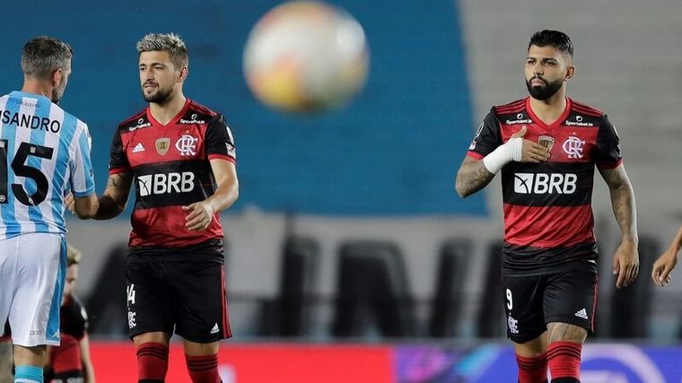 En un partido caliente, Racing igualó 1 a 1 con Flamengo.