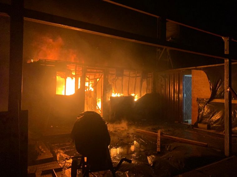 FOTO: Se incendió la casa del actor Diego Reinhold en Calamuchita
