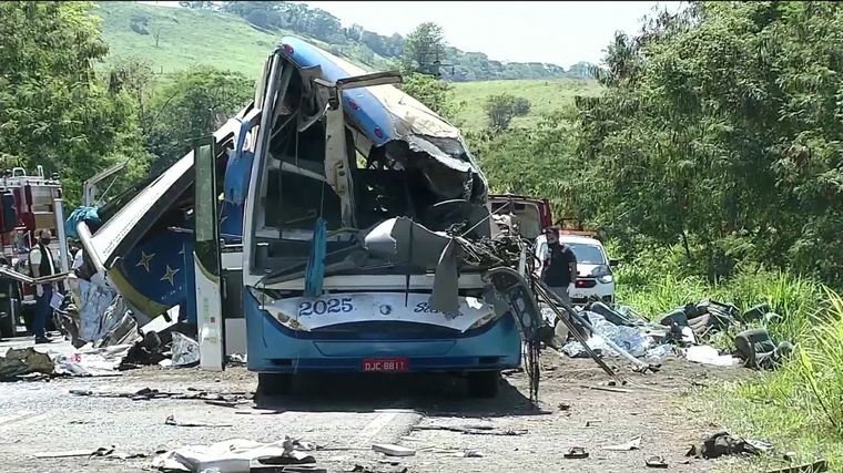 Chocó un camión con un colectivo en Brasil: al menos 37 muertos (Foto: G1).