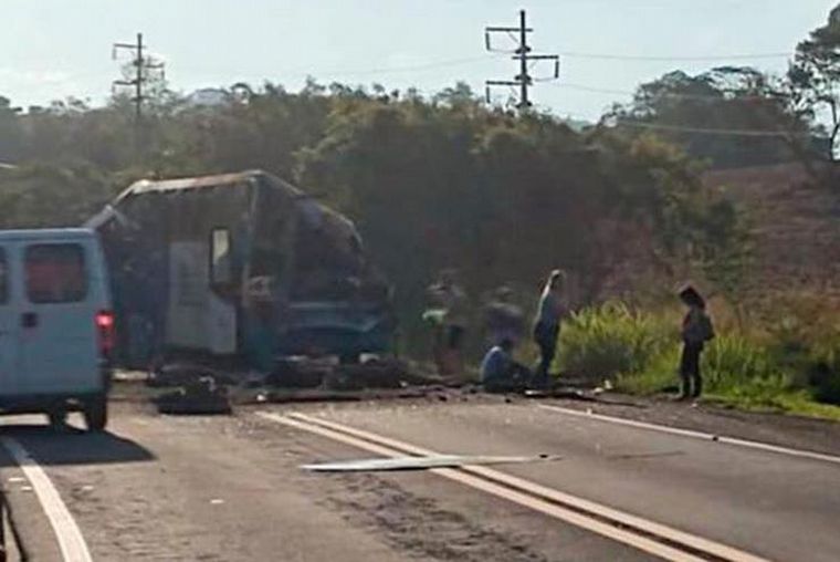 Chocó un camión con un colectivo en Brasil: al menos 37 muertos.