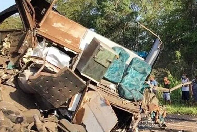 Chocó un camión con un colectivo en Brasil: al menos 37 muertos.