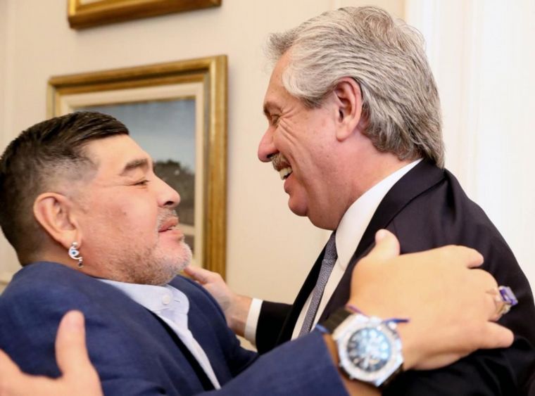 Alberto Fernández, junto a Diego Maradona (Foto: archivo)