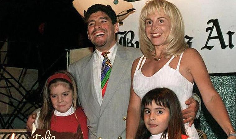 Diego y Claudia con sus hijas.