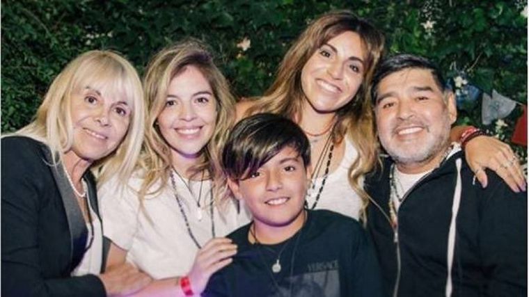 Diego junto a Claudia, sus hijas y su nieto Benjamín.