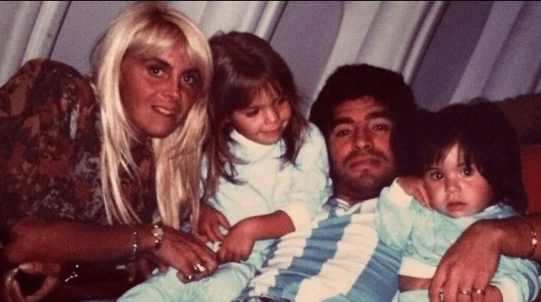 Claudia y Diego tuvieron dos hijas, Dalma y Giannina.