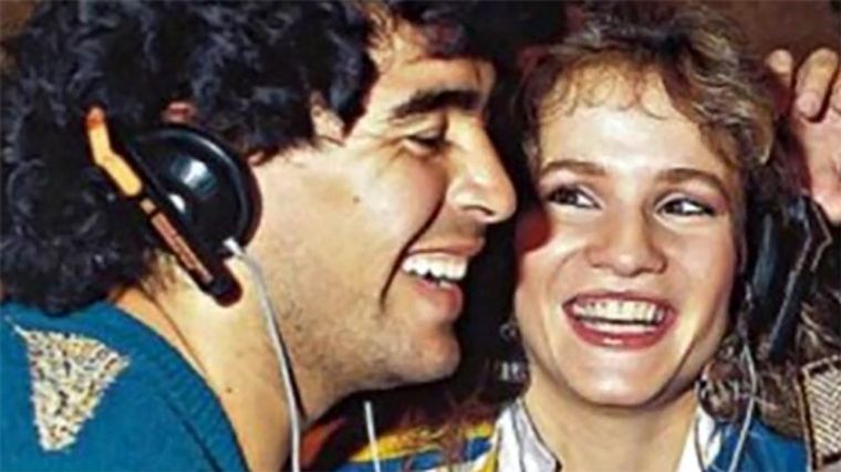 Maradona tuvo un romance con la cantante Lucía Galán.