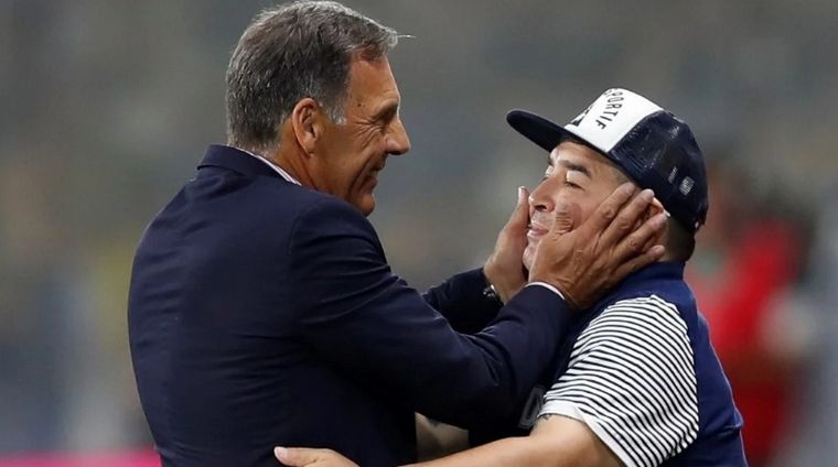 Maradona, con el técnico de Boca, Miguel Ángel Russo (Foto: AP)