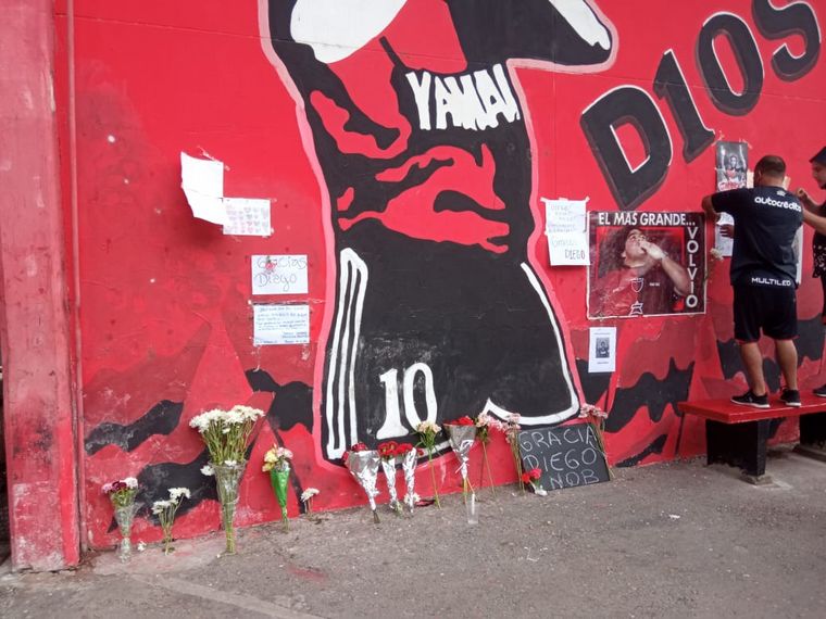 Rosarinos despiden a Maradona