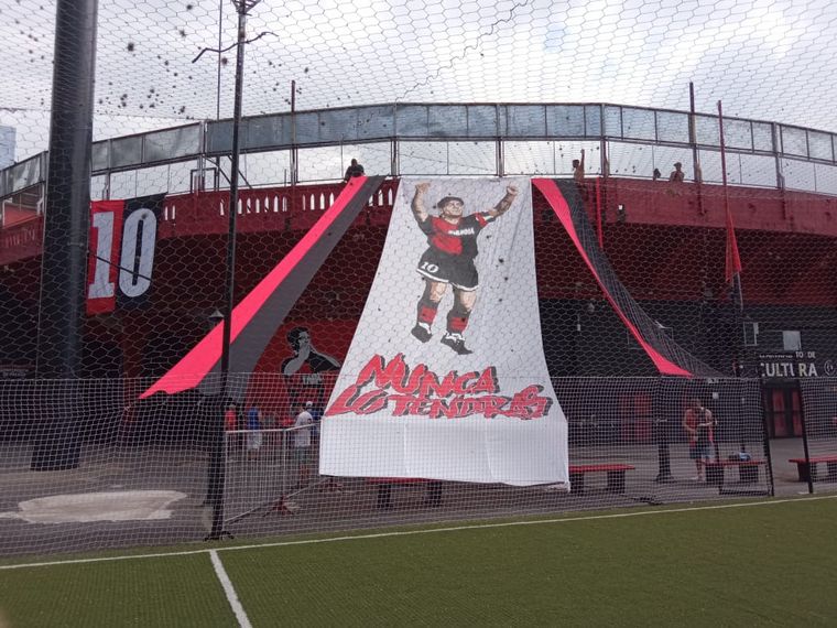 Cientos de hinchas despiden a Maradona en los clubes donde jugó.