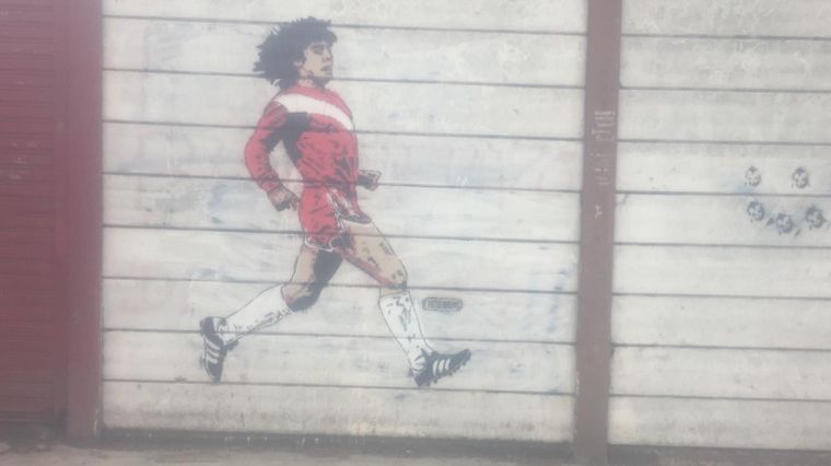 Cientos de hinchas despiden a Maradona en los clubes donde jugó.