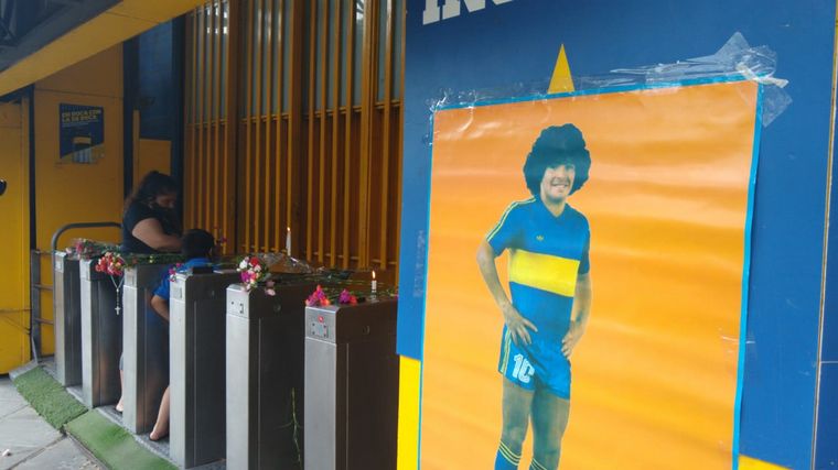 Cientos de hinchas despiden a Maradona en los clubes donde jugó.