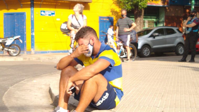 Hinchas de Boca lloran la partida de Maradona en la Bombonera